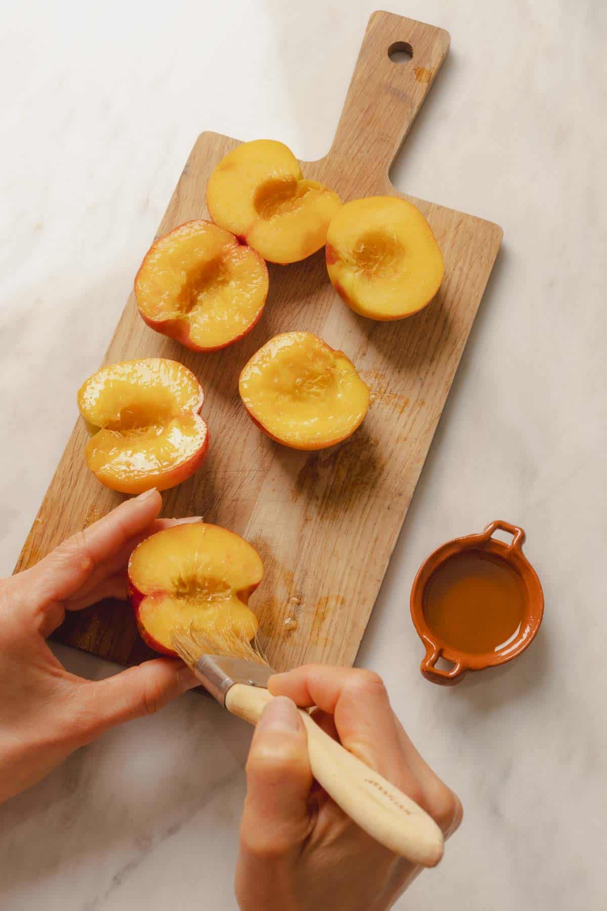 Salad with grilled peaches - cutting the peaches